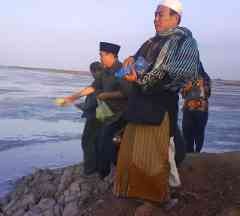 Warga Korban Lumpur Ziarah Kubur & Tabur Bunga di Atas Tanggul 