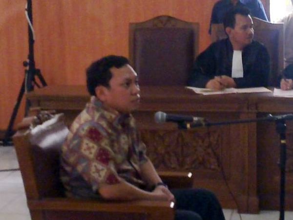 Gayus Bersaksi untuk Alif Kuncoro