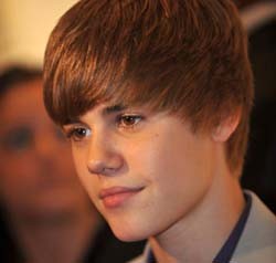 Ow! Justin Bieber Dilempar Botol