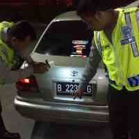 Kabur Bawa Ganja, Toyota Corolla Diberondong Peluru