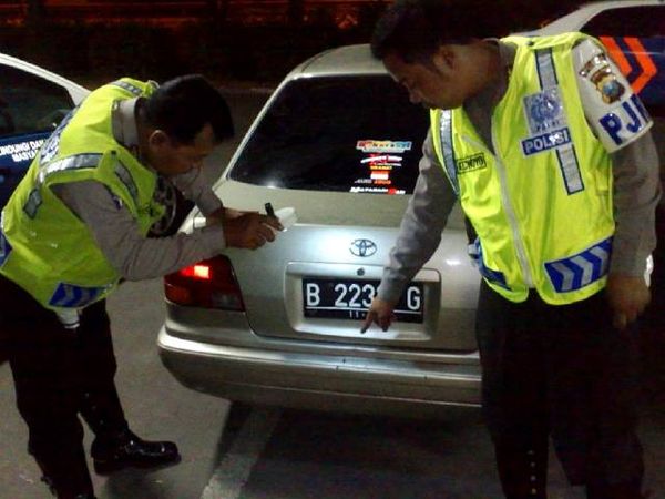 Toyota Corolla Diberondong Peluru