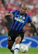 Maicon Minta Naik Gaji