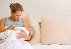 5 Gaya Bayi Saat Menyusu