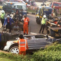 Mobil Masuk Parit di Perumahan Villa Mutiara Bekasi