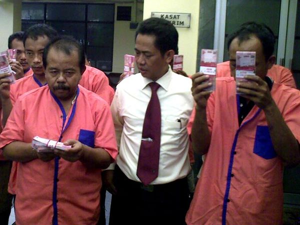 Sindikat Pengedar Uang Palsu Dibekuk
