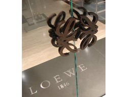 Loewe Tak Lagi Ciptakan Tas Mewah