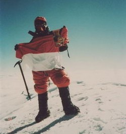 Mahitala Unpar Sukses Taklukkan Puncak Tertinggi di Afrika