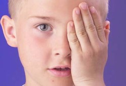 Benarkah Mata Berkedip Tanda Anak Cacingan?