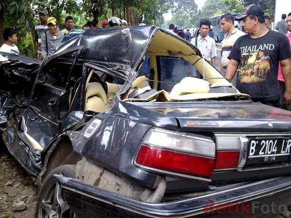 Corolla Ringsek Ditabrak Kereta