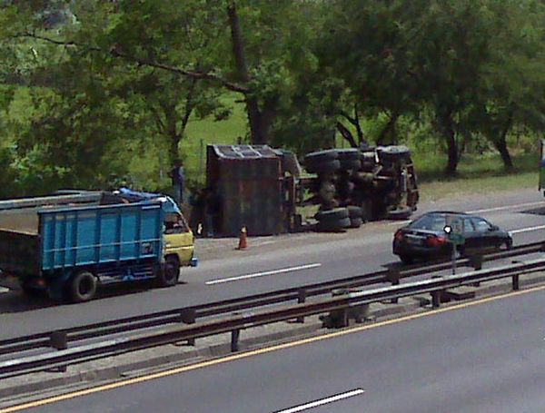 Truk Terguling di Tol Sidoarjo