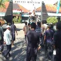 Sopir Diciduk TNI, Puluhan Sopir Geruduk Denpom Mojokerto