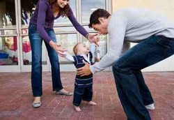 Anak Telanjang Kaki Lebih Cepat Berjalan