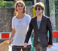 Daniel Radcliffe Tertawakan Gosip Pacari Putri Produser Harry Potter