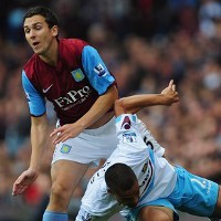 Villa Menang, Blackpool Pimpin Klasemen