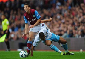 Villa Menang, Blackpool Pimpin Klasemen