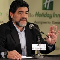 Maradona Ingin Tangani Villa