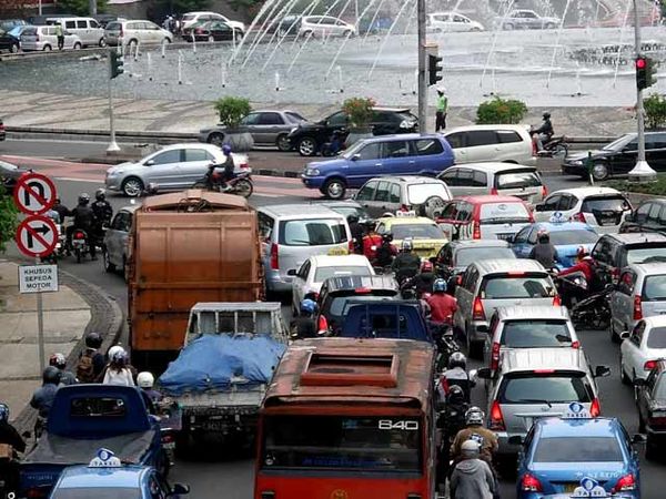 Bundaran HI Mengular