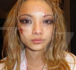 Pamer Payudara, Tila Tequila Dilempari Batu 