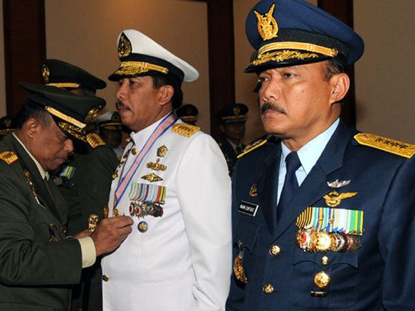 Panglima TNI Sematkan Tanda Kehormatan