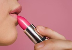 Gigi Rusak Karena Lipstik