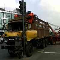 Rem Blong, Truk Tabrak TL & 5 Mobil di Jalan Dupak 