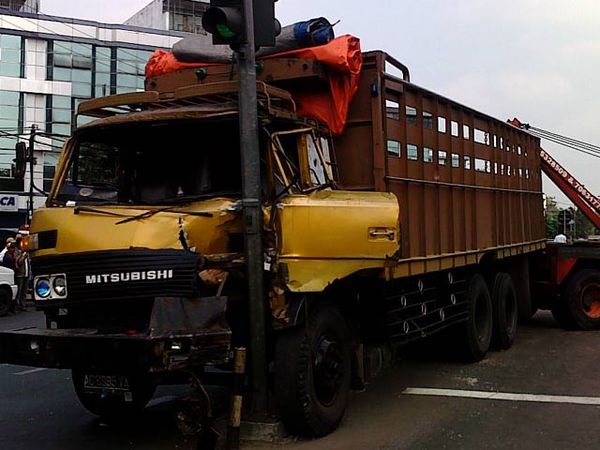 6 Kendaraan Tabrakan Beruntun