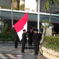 Semarak HUT ke-65 RI, Karyawan Hotel Pakai Baju Tradisional
