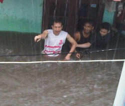 Banjir di Tarogong Jaksel Mulai Surut, Warga Kembali ke Rumah