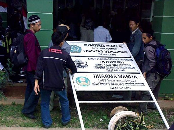 Demo di IAIN Walisongo Rusuh