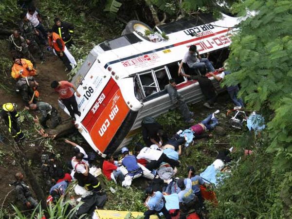 Bus Masuk Jurang 35 Orang Tewas