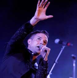 Nyanyi Solo, Vokalis The Killers Merasa Seperti Selingkuh