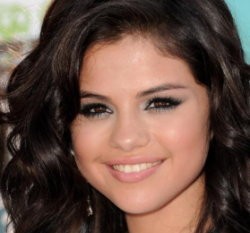 Tips Selena Gomez Tak Gugup Saat Konser