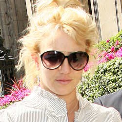 Britney Spears Jarang Keramas & Ganti Baju