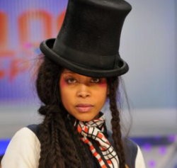 Bugil di Jalan, Erykah Badu Didenda Rp 4,5 Juta 