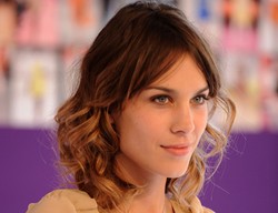 Alexa Chung Jadi Model Aksesori Lacoste