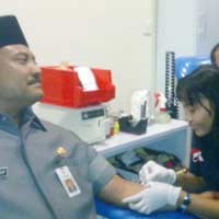 Pertama Kalinya Wagub Jatim Donor Darah