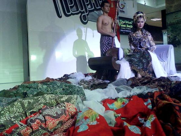 Baju Pengantin Sepanjang 83 Meter Raih MURI