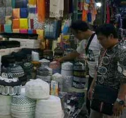 Berkah Ramadan Bagi Penjual Songkok dan Surban