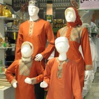 Berlebaran Pakai Baju Sarimbit ala Famos