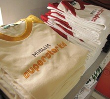 Bergaya Dengan Kaos Muslim Tematik