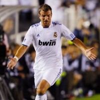 Van der Vaart Tak Mau Digusur Oezil