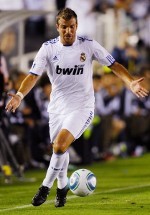 Van der Vaart Tak Mau Digusur Oezil