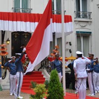 Chapeau! Kadet AAL KRI Dewaruci Kibarkan Merah Putih di Paris