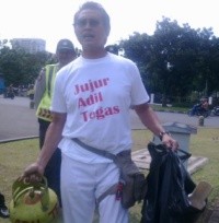 Bawa Tabung Gas 3 Kg, Pong Hardjatmo Gelar Aksi di Depan Istana 