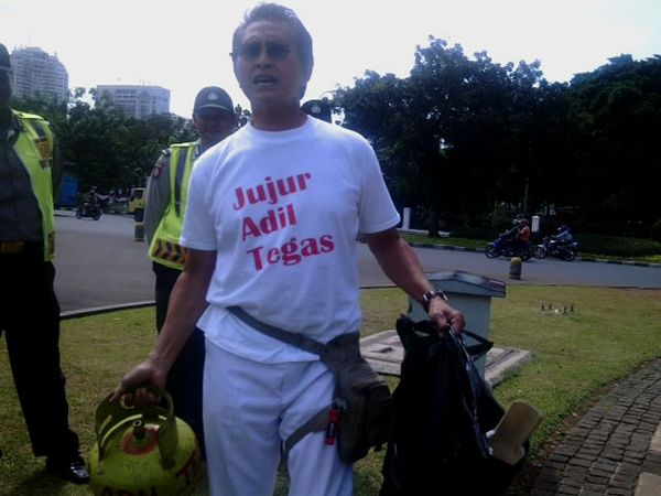 Pong Bawa Tabung Gas ke Istana