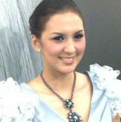 Ditinggal Pembantu Mudik, Donna Agnesia Siap Nyapu & Ngepel