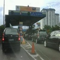 Petugas Gerbang Tol Slipi Tidak Konsentrasi 