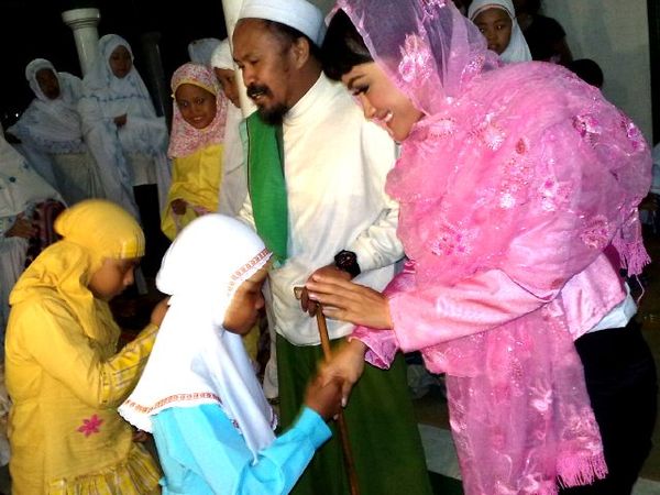 Julia Perez Berbagi dengan Anak Yatim