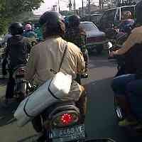 Truk Muat Batu Cadas Mogok, Lalin Kedurus Padat