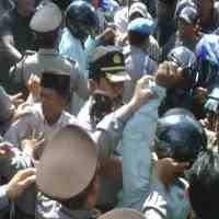 Tuntut Hak Garap Lahan, Petani Garam dan Polisi Saling Pukul